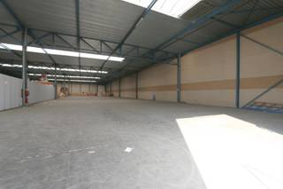 <strong>Bedrijfshal / magazijnruimte</strong> <br />Polyvalent bedrijfsgebouw gelegen op het industrieterrein Schurhovenveld, Groenstraat te Sint-Truiden te huur! <br />De ligging van het gebouw zorgt voor een uiterst <strong><span>vlotte verbinding</span></strong> naar de N3 (Tienen-Luik), N79 (Tongeren) en N80 (Hasselt, E313, E40).<br /><br />- Het magazijn heeft een totale grootte van 4500m² waarvan 2500m² beschikbaar is. <br />- Vrije hoogte is 8 à 9M.<br />- 4 laadkaaien<br />- Sectionale poort van 4,5 meter hoogte<br />- Lichtstraat in het dak<br /><br /><span><strong>Onmiddellijk beschikbaar!</strong></span><br /><br /><strong>Voor meer info en een bezoek ter plaatse neem contact op met ons kantoor 012 744 844</strong>