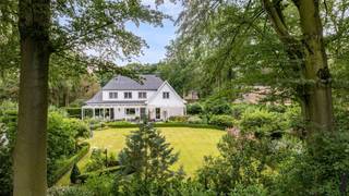 <p><strong>Statige villa op prachtig aangelegd perceel van ca. 2.800 m² met 4 slaapkamers en inpandige garage<br /><br /></strong>Deze <strong>uitstekend onderhouden villa</strong> is gelegen op een <strong>royaal perceel</strong> en combineert <strong>ruimte, elegantie en wooncomfort</strong> in een uitzonderlijk groene omgeving. De woning straalt klasse uit dankzij haar <strong>statige inkomhal met marmeren trap</strong>, royale leefruimtes, grote raampartijen en prachtig aangelegde tuin die volledige privacy biedt. Een ideale gezinswoning voor wie op zoek is naar rust, comfort en kwaliteit.</p>
<p><strong>Gelijkvloerse verdieping<br /></strong>- <strong>Statige marmeren inkomhal</strong> met imposant trappenhuis<br />- Gastentoilet met daartegenover een handenwasser in de inkomhal<br />- <strong>Royale leefruimte</strong> met natuurstenen vloer, sfeervolle houtkachel met orginele oude Franse schouw in witte zandsteen en grote raampartijen<br />- Aansluitende eetkamer met prachtig zicht op de tuin<br />- <strong>Lichtrijke leefkeuken</strong> met ontbijthoek en rechtstreekse toegang tot het terras<br />- Keuken uitgerust met <strong>dubbele oven, keramische kookplaat, dampkap, vaatwasser, ingebouwde koelkast, friteuse</strong> en dubbele spoelbak<br />- Hoogwaardig <strong>granieten werkblad<br /></strong>- Ruime berging/wasplaats met maatkasten en buitendeur<br />- Volledig geïsoleerde koele berging<br />- Extra badkamer met bad-douchecombinatie, lavabo en toilet<br />- <strong>Inpandige garage</strong> met sectionaalpoort en smeerput</p>
<p><strong>Verdieping<br /></strong>-<strong> Vier volwaardige slaapkamers<br /></strong>- Drie slaapkamers voorzien van een eigen lavabo<br />- Aanpalend aan de vierde slaapkamer een ruime badkamer met <strong>bad, douche, dubbele lavabo en bidet<br /></strong>- Apart toilet<br />- Royale overloop met vide die zorgt voor een open en lichtrijk geheel<br />- Parketvloer over de volledige verdieping</p>
<p><strong>Zolder<br /></strong>- Volwaardige zolder over de volledige woning<br />- Ideaal als bergruimte of verder in te richten volgens eigen wensen</p>
<p><strong>Tuin en buitenruimte<br /></strong>-<strong> Prachtig aangelegd perceel van ca. 2.800 m²<br /></strong>- Fraai onderhouden tuin met volwassen bomen, sierbeplanting en gazons<br />- <strong>Ruim overdekt terras</strong> over de volledige breedte van de woning<br />- Aangelegd <strong>arduinen terras<br /></strong>- Extra zonneterras aan de voorzijde<br />- Serre met aansluitende berging<br />- Ruime oprit met plaats voor meerdere wagens<br />- <strong>Volop privacy</strong> in een groene omgeving</p>
<p><strong>Bijzonderheden</strong><strong><br /></strong>- <strong>Uitstekend onderhouden villa<br /></strong>- Marmeren inkomhal en stijlvolle trap<br />- Vier ruime slaapkamers<br />- Inpandige garage<br />- Alarmsysteem aanwezig<br />- PVC-ramen met <strong>dubbele beglazing<br /></strong>- Rolluiken en vliegenramen aanwezig<br />- Aan de ramen van het gelijkvloers aan de voorgevel zijn slagluiken die van binnen bedienbaar zijn<br />- Verwarming op stookolie<br />- Kruipruimte onder de volledige woning<br />- Smeerput in de garage<br />- Instapklare woning met een tijdloze en kwalitatieve afwerking</p>
<p><strong>Ligging</strong><br />Gelegen in een <strong>rustige en residentiële woonomgeving</strong>, omgeven door groen en met een <strong>vlotte verbinding naar Antwerpen en Nederland</strong>. Winkels, scholen, openbaar vervoer en belangrijke invalswegen bevinden zich op korte afstand, waardoor u geniet van een ideale combinatie van rust en bereikbaarheid.</p>
<p><strong>Een uitzonderlijk verzorgde villa waar ruimte, licht, privacy en een prachtig aangelegde tuin samenkomen. De ideale thuis voor wie op zoek is naar comfortabel wonen op een royaal perceel in een groene omgeving.</strong></p>