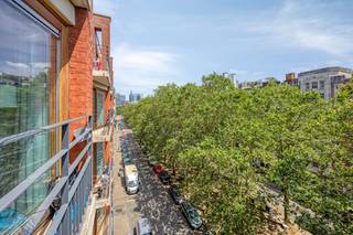 Op zoek naar de perfecte vastgoedinvestering of uw eigen stadsoase in Brussel? Ontdek dit lichtrijke 1-kamer appartement aan de Diksmuidelaan 2. Gelegen op een absolute toplocatie, op wandelafstand van de bruisende Sint-Katelijne wijk.<br /><br />Leven in een Boomhut aan het Kanaal<br />Dit instapklare appartement bevindt zich op de vijfde verdieping. Zodra u in het salon zit, ervaart u een uniek "boomhut"-gevoel midden in de stad, met een prachtig uitzicht op het water!<br /><br />De doordachte indeling omvat:<br /><br />Inkomhal die u verwelkomt in de woning.<br /><br />Ruime leefruimte met keuken, badend in het licht en met directe toegang tot het schitterende terras met kanaalzicht.<br /><br />Grote, aparte slaapkamer voor optimale privacy en rust.<br /><br />Badkamer voorzien van een comfortabel bad/douche.<br /><br />Ideale Investering of Eigen Woonst<br />Het gebouw is voorzien van uitstekende faciliteiten, waaronder een indrukwekkend grote fietsenberging en een handig gemeenschappelijk wassalon.<br /><br />Dit pand is maar liefst tien jaar onophoudelijk verhuurd geweest. Dit bewijst dat het een uiterst veilige en rendabele investering is, al is het evengoed de perfecte uitvalsbasis om er zelf te wonen. De huidige huurder verlaat het appartement, waardoor het binnenkort volledig vrij en beschikbaar is.<br /><br />Mis deze zeldzame kans op een appartement met kanaalzicht niet. Neem vandaag nog contact op voor een bezoek!<br /><br />Vaïk Géczy<br />+32 456 72 15 89 <br />vaik.geczy@dewaele.com