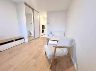 <p><span>OPEN DEUR DONDERDAG 4/6! Deze gerenoveerde en gemeubelde studio nabij het station van Leuven is vrij te bezoeken op donderdag 4 juni tussen 17u30 en 18u30. U bent van harte welkom! </span></p><p><span>Gelegen op wandelafstand van het station en het historisch centrum van Leuven, stellen wij deze energiezuinige en gemeubelde studio te huur. <br />Deze lichtrijke studio op de derde verdieping van een welonderhouden residentie, genaamd “De Nervier”, met als bouwjaar 1993, werd recent volledig gerenoveerd volgens de regels van de kunst, heeft een netto-bewoonbare oppervlakte van 24m² en beschikt over een ingerichte kitchenette met inductiekookplaat, dampkap, spoelbak, inbouw combioven en inbouw koelkast met vriesvak,  een leeft- en slaapruimte met mooie parket vloer en een inbouwkast, inclusief was- en droogmachine, en een aparte badkamer met lavabo, douche en toilet. </span><span>Tevens is er nog een ondergrondse gemeenschappelijke fietsenstalling alsook een vuilnislokaal aanwezig.<br />Kortom, deze cosy en gemeubelde studio is zeker uw bezoek waard en is onmiddelijk beschikbaar. De maandelijkse lasten bedragen 100 euro (inclusief water). </span></p><p><span> </span></p>
