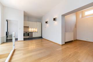 TE KOOP FERNAND COCQ – COMMERCIËLE BEGANE GROND <br />Deze commerciële begane grond is ideaal gelegen op een steenworp afstand van het Fernand Cocqplein en heeft een strategische ligging in een dynamische en drukbezochte wijk.<br />Adres: Souverainestraat 5, 1050 Brussel<br />PRIJS: € 235.000<br />Oppervlakte: 30 m² + 48 m² kelders <br />Het pand bestaat uit een commerciële ruimte van 30 m² met ingerichte keuken, 48 m² kelders verdeeld in 4 ruimtes die kunnen worden gebruikt voor commerciële doeleinden of opslag, en een toilet.<br />De etalage bestaat uit 3 grote ramen en een aparte deur, die momenteel zijn afgeschermd. <br />Bestemming: HANDEL - GEEN HORECA<br /><br />VISITES Louis MEERT - 0477 57 98 87 ou LMEERT@TREVI.BE