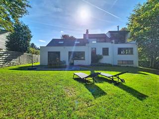 Deze villa geniet van een uitstekende ligging nabij een groene omgeving die rondom zal worden blijven behouden. Winkels en openbaar vervoer bevinden zich vlakbij en ook Brussel is vlot bereikbaar.<br /><br />De villa werd afgewerkt met hoogwaardige materialen en er werd een deel bijgebouwd in 2004. Binnen geniet u van twee ruime leefruimtes met eetgedeelte. De moderne, volledig uitgeruste keuken is een genot voor kookliefhebbers. De royale badkamer van 17 m² beschikt over een hoekbad, douche en wasmeubel. Alsook zijn er twee afzonderlijke toiletten.<br />Daarnaast beschikt de woning over verschillende polyvalente ruimtes, waaronder een ruimte van 50 m². Dankzij de afzonderlijke ingang ideaal voor een vrij beroep of praktijkruimte.<br /><br />Op de verdieping bevinden zich momenteel twee ruime slaapkamers. De polyvalente ruimtes bieden de mogelijkheid om extra slaapkamers te creëren. Een ervan werd ingericht als ontspanningsruimte met infraroodcabine, douche en toegang tot een terras van 18 m².<br /><br />De tuin rondom de woning is de ideale plaats om te genieten. De oprit biedt parkeergelegenheid voor meerdere wagens.<br /><br />Troeven:<br />• Vlakbij veel groen<br />• Mogelijkheid tot vrij beroep<br />• Hoogwaardige materialen waaronder natuursteen en volle parket<br />• Zonnepanelen met certificaten tot December 2029<br />• Volledige grond is bouwgrond<br /><br />Deze woning is te koop ZONDER makelaar via het concept van Smart Houses! Wenst u verdere inlichtingen of een bezoek? Contacteer rechtstreeks de eigenaar via +32471262179