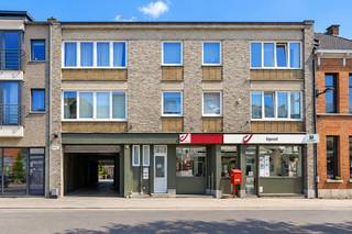 Dit gezellige en praktisch ingedeelde studio-appartement op de eerste verdieping biedt een aangename en comfortabele woonruimte, ideaal voor een alleenstaande of een koppel.<br /><br />Dankzij de doordachte indeling wordt de beschikbare ruimte optimaal benut. De leefruimte combineert op een praktische manier het woon- en slaapgedeelte en biedt voldoende mogelijkheden om er een gezellige thuis van te maken.<br /><br />De ingerichte keuken is voorzien van de nodige toestellen en biedt alle comfort voor dagelijks gebruik. Verder beschikt het appartement over een badkamer met douche en toilet.<br /><br />Interessant voor zowel investeerders als eigen bewoners! Het studio-appartement is momenteel verhuurd en vormt daardoor een aantrekkelijke opportuniteit voor wie op zoek is naar een opbrengsteigendom met bestaande huurinkomsten. Ook voor wie op termijn zelf het appartement wenst te bewonen, kan dit een interessante aankoop zijn, rekening houdend met de lopende huurovereenkomst.<br /><br />Interesse? Neem gerust contact op met Woonbureau voor meer informatie of om een bezoek in te plannen. Wij helpen u graag verder!
