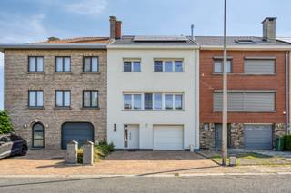In een rustige woonwijk in Liedekerke, aan de Hortensialaan 4, bevindt zich deze verzorgde gezinswoning die doorheen de jaren grondig werd vernieuwd en geoptimaliseerd op vlak van comfort en energiezuinigheid. De woning beschikt over een geïsoleerde gevel, vernieuwde ramen, 10 zonnepanelen en een thuisbatterij, wat resulteert in een lagere energiefactuur en een duurzame woonervaring. Binnen geniet u van een praktische indeling met drie volwaardige slaapkamers, een ruime leefruimte en een functionele keuken. De royale garage biedt plaats voor een wagen en extra opslag, terwijl de talrijke bergruimtes zorgen voor een optimaal gebruiksgemak.
Dankzij de voortdurende investeringen en de gunstige ligging vormt deze woning de ideale thuis voor gezinnen of kandidaat-kopers die op zoek zijn naar een instapklare woning met een sterke focus op energiezuinig wonen. Wenst u meer informatie of een bezoek? Stuur gerust een mail naar Affligem@immoaccenta.be