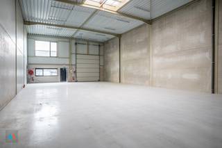 gelegen in KMO zone Steenoven in MalleDe opslagruimte is opgetrokken uit een staalconstructie met wanden in beton en sandwichpanelen.Een betonnen...