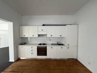 Te huur: gezellig appartement met één slaapkamer, gelegen op het gelijkvloers in een rustige en aangename omgeving. Het appartement is onmiddellijk beschikbaar voor een huurprijs van €625 per maand. De nutsvoorzieningen zijn individueel ten laste van de huurder. Een ideale woning voor wie op zoek is naar een rustige en comfortabele woonomgeving. Ben je geïnteresseerd in dit pand te huur in Oostende? Ga naar de website www.dermul.be, klik op het pand dat je wenst te huren. Via de knop "ik heb interesse" vragen we u kort een profiel in te vullen. Daarna nemen we contact op voor een bezoek. Telefonisch kunnen er geen afspraken gemaakt worden.