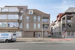 Dit prachtig afgewerkte appartement te koop in Brugge combineert modern comfort met een uitstekende ligging nabij het groene Visartpark. Dankzij de hoogwaardige materialen en de overvloedige lichtinval geniet u hier van een uitzonderlijke woonkwaliteit.Dit vastgoed onderscheidt zich door een uitmuntende energieprestatie (EPC A) en een conforme elektrische keuring, wat garant staat voor zorgeloos wonen. De centrale ligging in Brugge zorgt ervoor dat u vlot toegang heeft tot belangrijke invalswegen, terwijl de nabijheid van het openbaar vervoer en lokale winkels het dagelijkse leven vergemakkelijkt.Bovendien beschikt het pand over een praktische fietsenberging en een privatieve autostaanplaats, een enorme troef in deze regio.Indeling:-1°V.: - autostaanplaats (P3) bereikbaar via een autolift verplicht aan te kopen € 50.000,00Glvl.:- gemeenschappelijke fietsenberging3°V.:- ruime en lichtrijke woonkamer met een moderne open keuken- gezellig terras- twee volwaardige slaapkamers met een kwalitatieve afwerking- twee ingerichte badkamers voorzien van alle comfort- praktische berging met aansluiting voor de wasmachine