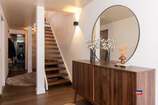 <p><span>HOBOKEN | INSTAPKLARE BEL-ÉTAGE MET DRIE SLAAPKAMERS, TUIN EN GARAGE | ZEER CENTRAAL GELEGEN | EPC B | </span></p><p><span>Indeling als volgt: gelijkvloers: inkomhal - inpandige garage met automatische sectionaal poort - wasplaats en gastentoilet. </span></p><p><span>Eerste verdieping: woonkamer met salon en eetplaats - halfopen, geïnstalleerde keuken en groot terras met trap naar de tuin.</span></p><p><span>Tweede verdieping: traphal - badkamer met inloopdouche en lavabomeubel - drie slaapkamers en apart toilet. </span></p><p><span>Deze instapklare woning met een bewoonbare oppervlakte van 175m² is gelegen op de grens met Polderstad. Openbaar vervoer, winkels en scholen in de onmiddellijke omgeving. </span></p><p><span> </span></p>