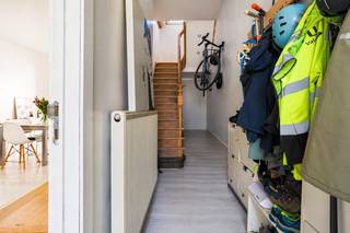 Deze ruime en lichtrijke woning is zeer centraal gelegen in Kallo, op slechts enkele km van de E34 en de haven. <br /><br />Op het gelijkvloers is er een inkomhal, een grote living met veel lichtinval, een vernieuwde open keuken en een badkamer met bad, inloopdouche, dubbele lavabomeubel en toilet. Tevens zijn er nog 2 kelders en een ingemaakte kast voor wasmachine en droogkast.<br /><br />Op de 1ste verdieping bevinden zich 2 grote slaapkamers. De zolderverdieping is ook ingericht als slaapkamer.<br /><br />Als extra troef beschikt de woning over een tuin met zicht op velden, waar je volledig tot rust kan komen. <br /><br />Ook benieuwd naar deze leuke woning? Wij leiden je graag rond!