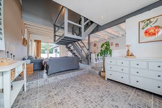 We Invest Luik en Cyril Morel (0499/36.01.12) stellen u deze ruime woning voor, ideaal gelegen in Juprelle. Met haar grote volumes en veelzijdige indeling is deze woning perfect geschikt voor een groot gezin of voor iedereen die een aparte leefruimte binnen de woning wenst.
Op het gelijkvloers ontdekt u twee ruime woonkamers die naar wens kunnen worden ingericht, evenals een moderne en functionele keuken. Op de eerste verdieping beschikt de woning over vier slaapkamers, waarvan twee met een eigen badkamer, een derde badkamer en een extra ruimte die kan dienen als dressing of kan worden omgevormd tot een vijfde slaapkamer. Dit alles biedt een optimaal wooncomfort.
De woning is verder uitgerust met twintig fotovoltaïsche zonnepanelen, PVC-ramen met dubbele beglazing, een stookolieverwarming en een houtcassette die voor een warme en gezellige sfeer zorgt in de leefruimte. Een garage, twee boxen, een tuin en een binnenplaats met plaats voor twee voertuigen maken het geheel compleet.
Deze woning combineert ruimte, comfort en functionaliteit in een aangename omgeving. Voor meer informatie of om een bezoek te plannen, kunt u ons contacteren via 0499/36.01.12.