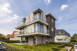 Geniet van de luxe in dit prachtig nieuwbouwappartement op wandelafstand van de zee. De living met moderne open keuken vormt een lichtrijk geheel,...