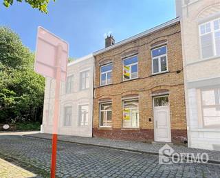 Instapklare, hedendaagse woning naast de vestingen in het historisch stadscentrum van Ieper. Het gelijkvloers omvat een ruime inkomhal met...
