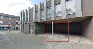 2 overdekte staanplaatsen te huur in centrum St. Gillis.  90€/staanplaats. Beschikbaar vanaf 1 juli 2025. Voorzien van beugel met sleutel...