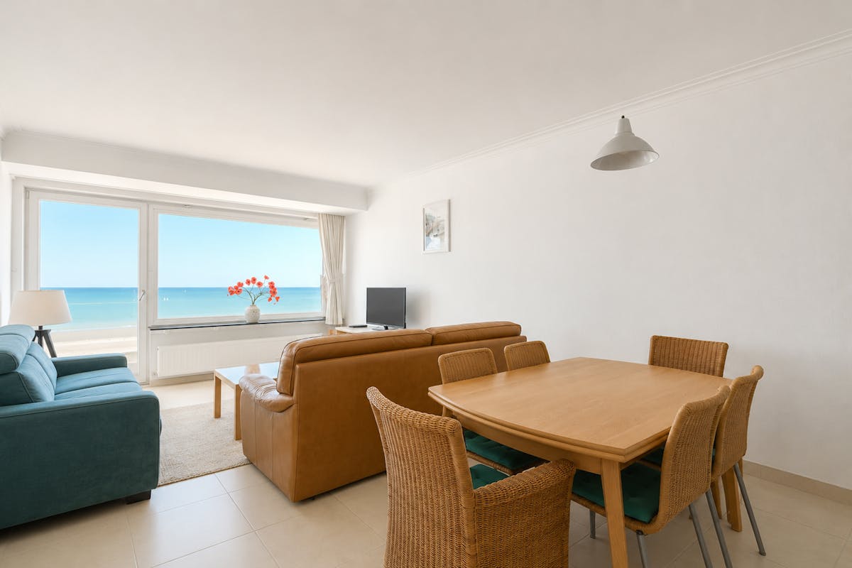 Beautifully renovated apartment with frontal sea view - photo 4