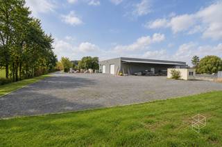 Grote loods met burelen, 3 garages, ruime buitenruimte en woning te koop in Hertsberge<br />Deze veelzijdige eigendom in Hertsberge biedt een ideale combinatie van wonen en werken en is bijzonder geschikt voor zelfstandigen, ondernemers of bedrijven die nood hebben aan ruime opslag-, werk- en kantoorruimte op één locatie.<br />De woning is toegankelijk via een inkomhal met gastentoilet. Vanuit de inkomhal bereikt u de 2 slaapkamers en de badkamer. Verder beschikt de woning over een ruime leefruimte en een keuken.<br />Buiten is er een oprit met plaats voor 2 wagens, een ruime voortuin en een grote achtertuin.<br />Via een afzonderlijke oprit krijgt u toegang tot het bedrijfsgedeelte met de loods, burelen en 3 garages.<br />De burelen, met een totale oppervlakte van ca. 184 m², zijn bereikbaar via een trap. De kantoorruimte bestaat uit een keuken, toilet, 5 afzonderlijke burelen en een vergaderruimte. <br />De loods heeft een oppervlakte van ca. 558 m² en biedt tal van mogelijkheden voor opslag, productie of andere bedrijfsactiviteiten. De loods is toegankelijk via een ruime poort van 5 m x 5 m, waardoor ook grotere voertuigen en materiaal eenvoudig binnen kunnen. In de loods zijn sanitaire voorzieningen en wateraansluiting aanwezig.<br />Daarnaast beschikt het pand over 3 garages en bevindt zich achteraan de loods een groot buitenterrein, dat kan dienen als extra opslagruimte, parking of manoeuvreerruimte.<br /><br />Voor het eigendom werd tevens een splitsingsplan opgenomen in een lopende vergunningsaanvraag. De aanvraag is momenteel nog in behandeling en biedt, onder voorbehoud van goedkeuring door de bevoegde instanties, bijkomende mogelijkheden voor het eigendom.<br /><br />Dankzij de combinatie van een ruime woning, grote loods, kantoorruimte, garages en uitgebreide buitenruimte biedt deze eigendom heel wat mogelijkheden voor wie wonen en ondernemen op dezelfde locatie wil combineren.<br /><br /><strong>Troeven van deze eigendom:</strong>
<ul>
	<li>Loods van ca. 558 m²</li>
	<li>Toegangspoorten van 5 m x 5 m</li>
	<li>Sanitair en water aanwezig in de loods</li>
	<li>Burelen van ca. 184 m²</li>
	<li>5 afzonderlijke burelen</li>
	<li>Vergaderruimte</li>
	<li>Keuken en toilet bij de burelen</li>
	<li>3 garages</li>
	<li>Groot buitenterrein achteraan</li>
	<li>Woning met 2 slaapkamers</li>
	<li>Ruime leefruimte</li>
	<li>Keuken en badkamer</li>
	<li>Grote voor- en achtertuin</li>
	<li>Meerdere opritten en parkeermogelijkheden</li>
	<li>Ideale combinatie van wonen, werken en opslag</li>
</ul>
- Stedenbouwkundige inl. in aanvraag<br /><br /> Contacteer PERSPECTIEF VASTGOED – 7 op 7 bereikbaar – voor meer informatie of een bezoek.
<div>
<div>
<div>
<div>
<div>
<div>
<div>
<div><span><span><span><span><span><span><span><span><span><span><span><span><span><span><span><span><span><span><span><span><span><span><span><span><span><span><span><span><span>Bel 050/550.750 of mail naar info@perspectiefvastgoed.be.</span></span></span></span></span></span></span></span></span></span></span></span></span></span></span></span></span></span></span></span></span></span></span></span></span></span></span></span></span></div>
</div>
</div>
</div>
</div>
</div>
</div>
</div>
