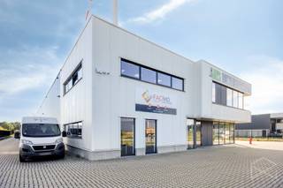 <br /><strong>Magazijn (700m²) met bureauruimte (280m²), 10 parkeerplaatsen en 350 m² buitenruimte te huur in Tessenderlo-Ham</strong><br /><br />Op het industrieterrein in Tessenderlo-Ham, op Geenrode 5 ligt dit gebouw met een ruim magazijn (700 m²), bureaus (280 m²), 10 parkeerplaatsen en 350 m² buitenruimte. Alles is gelegen op het gelijkvloers en er is verwarming op aardgas. Alle bureauruimtes zijn voorzien van een airco-unit (warm/koud). De kantoren zijn verspreid over 4 verschillende ruimtes. Er zijn 2 toiletten (mannen en vrouwen apart) een doucheruimte aanwezig.<br /><br />De hal is toegankelijk via de kantoorruimte, via een zij-ingang of via de grote poort achteraan. De hal is 7,14 meter hoog.<br />Het geheel is onmiddellijk beschikbaar.<br /><br /><span><span>Contacteer ons vi</span></span><span><span>a </span></span><span><span>info@bosmanvastgoed.be</span></span><span><span> v</span></span><span><span>oor</span> meer info of </span>een bezoek ter plaatse. Wij helpen jullie graag verder.<br />