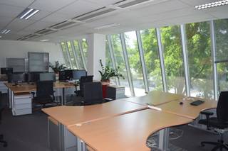 Deze bedrijfsgebouwen zijn voorzien van lift , kitchenette en sanitaire voorzieningen. Er is airco aanwezig.Buiten zijn er autostaanplaatsen...