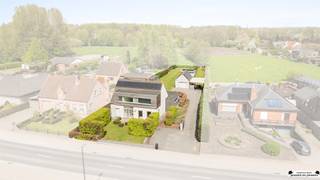 <p>Gelegen op een prachtig perceel van maar liefst 1.911 m² en op wandelafstand van het centrum van Loenhout, bevindt zich deze energiezuinige en kwalitatief afgewerkte woning. De combinatie van ruimte en hoogwaardige materialen maakt van deze eigendom een ideale gezinswoning met heel wat mogelijkheden.</p><p>Bij het betreden van de woning wordt u verwelkomd in een zeer ruime en lichtrijke leefruimte, waar grote raampartijen zorgen voor een aangename connectie met de tuin. In de leefruimte is voldoende plaats voor  een grote eettafel en een aparte zithoek met gashaard. Aansluitend bevindt zich de volledig ingerichte keuken, voorzien van alle noodzakelijke toestellen. Daarnaast is er een praktische bergruimte/wasruimte met toegang tot de tuin. Een van de grote troeven van deze woning is de aanwezigheid van een slaapkamer/hobbyruimte. <br />Via de stenen trap in de zeer lichtrijke inkomhal komt u terecht op de eerste verdieping. Deze omvat nog drie volwaardige en ruime slaapkamers, evenals een aparte bureauruimte. De badkamer is compleet uitgerust met een dubbele wastafel, toilet, ligbad en douche.</p><p>Buiten geniet u van een prachtige tuin met nog heel wat troeven: een garage met verdieping, een zwembad en een praktische tuinberging. Bovendien biedt de grote oprit voldoende parkeergelegenheid.</p><p>Extra troeven:<br />-  27 zonnepanelen<br />- EPC-label B<br />- Conforme elektriciteitskeuring<br />- Beschikbaar februari 2027</p><p>Bent u geïnteresseerd? Plan dan snel uw bezichtiging in via miete@janssenenjanssen.be </p>