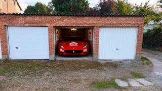 <p>Te koop: Gesloten garagebox in Mechelen, vlot bereikbaar via de Oude Antwerpsebaan.</p><p><br /></p><p>Deze gesloten garage biedt een handige en veilige oplossing voor het stallen van uw wagen, fietsen of extra opslag. Dankzij de gunstige ligging in Mechelen geniet u van een vlotte verbinding naar belangrijke invalswegen. Ideaal voor buurtbewoners die extra parkeer- of bergruimte zoeken. De garage is gemakkelijk toegankelijk en geschikt voor diverse toepassingen.</p><p><br /></p><p>Belangrijkste ruimtes:</p><p>• Gesloten garage met plaats voor een wagen en extra bergruimte</p><p><br /></p><p>Troeven:</p><p>• Praktische gesloten garage</p><p>• Vlot bereikbare ligging in Mechelen</p><p>• Geschikt als parkeerplaats of opslagruimte</p><p><br /></p><p>Neem vandaag nog contact op met je ERA-makelaar voor meer informatie.</p><p><br /></p><p>JOUW DROOMGARAGE. ZO GEVONDEN!</p>