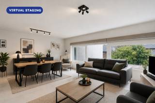 Op de eerste verdieping van een verzorgd appartementsgebouw in het centrum van Aartrijke bevindt zich dit instapklare appartement met een bewoonbare oppervlakte van 88 m². De lichtrijke leefruimte met open keuken vormt het hart van de woning en biedt alle comfort voor dagelijks wonen. De volledig uitgeruste keuken beschikt over alle nodige inbouwtoestellen en sluit naadloos aan op de leefruimte. Via beide slaapkamers heeft u rechtstreeks toegang tot het ruime, zonnige terras van maar liefst 27,5 m², afgewerkt in stijlvolle bankirai. De badkamer is ingericht met een ligbad, dubbele lavabo en praktische opbergkasten, terwijl er ook een afzonderlijk gastentoilet aanwezig is. Het appartement is voorzien van aluminium ramen met dubbele beglazing en behaalt een EPC-label C, waardoor er geen renovatieplicht geldt. Verwarming gebeurt elektrisch met accumulatie- en convectorverwarming. De ruime garage nr. 3 met automatische kantelpoort en elektriciteitsaansluiting is inbegrepen in de prijs. Het gebouw omvat slechts acht appartementen en zes garages, wat zorgt voor een aangename en kleinschalige woonomgeving. Dankzij de centrale ligging bevinden winkels, scholen, openbaar vervoer en andere voorzieningen zich op wandelafstand. Een ideale eigendom voor eigen bewoning of als interessante investering.<br />EPC: 216 kWh/m² (Vg, Wg, Gmo, Gvkr, Gvv) Ref. OU28962