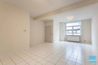 Te koop in Lede : instapklare woning nabij winkels (bakkerij, slager en apotheek op wandelafstand) en station.<br />Woning met gezellig tuintje en terras.<br />Gelijkvloers vind je inkomhal, woonkamer, ingerichte keuken en badkamer met douche in bad en toilet.<br />Boven zijn er 2 ruime slaapkamers, eveneens voorzien met centrale verwarming. De wachtleidingen liggen klaar om ook op zolder centrale verwarming te plaatsen. De ruime zolder kan nog ingericht worden voor 1 of 2 extra slaapkamers.<br />Deze woning heeft dubbele beglazing, dak volledig geïsoleerd en overal centrale verwarming op gas. <br /><br />Graag een bezoek : 052 52 80 30 - els@cornelis-goeman.be