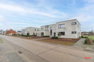 Het zoveelste nieuwbouwproject in Ravels, zeg je?<br /><br />Oké. Point taken. Maarrr soms heb je van die projecten die er echt wel uitspringen. <br />En dit is er zo eentje.<br /><br />Klinkt weer als het typische makelaarspraatje zeker? Niet dus.<br />Deze 7 nieuwbouwwoningen doen het namelijk net even wat anders dan anders:<br /><br />- Geen 7 smalle duplicaatjes naast elkaar, maar een eigentijdse architectuur die de landelijke omgeving niet verstoort. Een speelse indeling, maar met een hele mooie flow.<br /><br />- Deze aannemer zet graag de puntjes op de i. Van de hippe stalen deuren in de woonkamer tot de volledige aanleg van de voortuin; alles werd met oog voor detail afgewerkt. Een totaalplaatje dus.<br /><br />- Geen klassieke hoogbouw, maar een eigentijds interieur waar veel gespeeld wordt met licht en lucht.<br /><br />- Extreem energiezuinige afwerking, met warmtepomp, vloerverwarming én -koeling, zonnepanelen, hoogrendementsglas, topisolatie,… <br />Goed voor het milieu én voor je portemonnee.<br /><br />- Een absolute toplocatie: met de bossen letterlijk om de hoek - heb je dat uitzicht op de hertjes gespot? - maar ook op fietsafstand van de dorpskern van het mooie Ravels.<br /><br />Woning 7 is je favoriet, zeg je? Dat snappen we.<br /><br />Deze heeft namelijk stiekem het mooiste uitzicht over de achterliggende bossen. Verder woon je op een oppervlakte van 167m², met een tuin van maar liefst 540m². Je beschikt over 3 slaapkamers, en een carport met eigen berging achteraan op het perceel. Graag nog een 2de parkeerplaats erbij? No problemo, dat kunnen we voor je regelen.<br /><br />Staat dit stulpje hoog op je verlanglijstje, maar wil je stiekem graag ook 1 van de andere 7 woningen bezoeken? No worries, we zetten met plezier de deuren van alle huizen voor je open. <br /><br />Graag hierover meer weten? Bel ons, mail ons, schrijf ons.<br /><br />By the way: dit project wordt verkocht onder 21% BTW op de constructie, en 12% registratierechten op de grond.