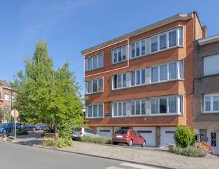 Lichtrijk hoekappartement met 2 ruime slaapkamers en garage in hartje AnderlechtOntdek dit aangename appartement op de derde verdieping van een...