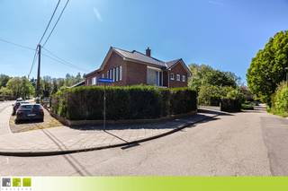 VOLLEDIG GERENOVEERDE KARAKTERVOLLE WONING MET 4 SLAAPKAMERS, CV AARDGAS 2021, NIEUWE KEUKEN, NIEUWE BADKAMER EN VOLLEDIG NIEUW DAK MET ZONNEPANELEN EN BATTERIJ, CENTRAAL GELEGEN NABIJ HET CENTRUM EN STATION OP 5A