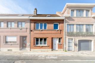 VALIMMAS verkoopt te Asse deze ruime en solide, maar nog op te knappen rijwoning met grote en ideaal georiënteerde tuin....
Het gelijkvloers bestaat uit een inkomhal, een living, een keuken, een veranda, een toilet, een berging en een tuinberging.
De verdieping herbergt een ruime overloop (met bureelruimte), twee mooie slaapkamers en een badkamer.
De zolderruimte is bereikbaar via een vast trap en kan desgewenst nog verder ingericht worden.
Er is tevens een kelder aanwezig.
Degelijke en solide constructie, maar interieurs en comfortvoorzieningen nog grondig op te frissen en te moderniseren. CV aardgas reeds vernieuwd in 2023. Grotendeels PVC ramen met dubbele beglazing. EPC = 334 kWh/m² = energielabel D = geen renovatieplicht. Elektrische installatie reeds conform AREI, blanco attest.
Gelegen aan de rand van het centrum, in de nabijheid van scholen, bushaltes, winkels... Prima Mobiscore = 8,7/10.