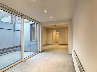 Charmant appartement rénové à louer à Ypres.<br /><br />Composé de :<br />Rez-de-chaussée :<br />Séjour (17 m²) avec terrasse (11 m²) et cuisine ouverte équipée (réfrigérateur, congélateur à 2 compartiments, micro-ondes, four, évier et hotte) - chambre (10 m²) - chambre (14 m²) - salle de bain avec douche à l'italienne et lavabo - toilettes séparées - Rangement commun/cave