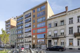 Bent u op zoek naar een project met veel potentieel op een toplocatie? Dit op te frissen appartement in hartje Mechelen biedt de ideale basis voor wie een woning naar eigen smaak wil transformeren. De ligging is uitstekend: op wandelafstand van het station en vlak bij het centrum. Ondanks de nood aan modernisatie, beschikt het pand over een gunstig EPC-label B, wat een grote troef is. Dankzij de grote raampartijen baadt de leefruimte in het licht.Het is een unieke kans voor wie een eigendom wil kopen om een persoonlijke stempel op te drukken. De centrale ligging in Mechelen zorgt dat alle faciliteiten steeds dichtbij zijn.Indeling van het appartement:- Inkomhal- Berging- Gastentoilet- Leefruimte: grote woonkamer met veel lichtinval.- Keuken.- Slaapkamers: drie volwaardige kamers- Badkamer- Terras: gezellig terrasje met een kleine buitenberging.- Kelderberging: privatieve bergruimte ondergronds.- Autostaanplaats: ondergrondse staanplaats (inrijhoogte 1m70, breedte 2m30), geschikt voor een kleine wagen.Dit appartement te koop in Mechelen combineert 100 m² oppervlakte met een strategische locatie. Grijp uw kans om dit appartement in de Leopoldstraat aan te kopen en maak van dit pand in Mechelen een unieke thuis!Neem vandaag nog contact op met Dewaele Mechelen voor meer informatie of een bezoek.Deze AI-visualisaties zijn bedoeld als inspiratie. Er werd geen rekening gehouden met technische specificaties, stedenbouwkundige voorschriften of de concrete mogelijkheden tot realisatie.Bestuursmaatregelen in het maatregelenregister: nee