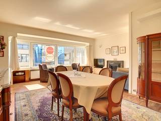 Mooi en ruim 'gemeubeld appartement' met zijdelings zeezicht zicht te huur in Oostende namelijk in de Vlaanderenstraat. Dicht bij handelszaken, openbaar vervoer, scholen, zee,..Indeling;De keuken is volledig ingericht, badkamer heeft een ligbad en een lavabomeubel, tussen keuken en living bevindt zich een ingemaakte kast. De slaapkamer beschikt over een terras en een grote dressing.Pluspunten:- Ruim en volledige inrichting- grote dressing- kleinschalig gebouw, 1 appartement per verdieping- Zijdelings zeezichtAlgemene kosten: 50€/maandVoorschot verwarming en water: 70€/maandBeschikbaar vanaf 01/10/2021Ben je geïnteresseerd in dit pand te huur in Oostende? Ga naar de website www.dewaele.com, klik op het pand dat je wenst te huren. Via de rode knop "vraag je bezoek aan" vragen we u kort een profiel in te vullen. Daarna nemen we contact op voor een bezoek. Telefonisch kunnen er geen afspraken gemaakt worden.