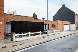 Bent u al langer op zoek naar een pand waar u wonen en werken kan combineren. Een plek om jouw eigen businessidee vorm te geven en toch dichtbij te wonen? Dan is deze handelswoning mogelijks wel het antwoord op jouw zoektocht!<br /><br />Met een bewoonbare oppervlakte van circa 264 m² en een indrukwekkende straatbreedte van +/- 36 meter biedt dit pand uitzonderlijk veel mogelijkheden. De huidige eigenaar deelde het voormalige winkelpand op in twee volwaardige woonentiteiten.<br /><br />De voormalige winkelruimte werd omgetoverd tot een aangenaam éénslaapkamerappartement (niet vergund). Met beperkte aanpassingswerken vormt u deze ruimte terug om tot een handelsruimte.<br /><br />Aansluitend maar volledig afgescheiden bevindt zich de hoofdwoning. Hier geniet u van een royale zithoek met een gezellige houtkachel die instant warmte en sfeer brengt.<br /><br />e woning beschikt verder over een badkamer met meubel en inloopdouche, een afzonderlijk toilet en een ruime keuken. Aansluitend aan de keuken vindt u een praktische bergruimte met plaats voor wasmachine, droogkast en extra stockage. Op de eerste verdieping bevinden zich drie volwaardige slaapkamers. Via de vaste trap bereikt u de zolder die eenvoudig kan worden ingericht als extra slaapkamers, hobby- of stockageruimte.<br /><br />De ruime garage van 31 m² maakt het geheel extra praktisch voor thuiswerkers en zelfstandigen. U geniet van de buitenlucht of een gezellige BBQ op de verharde buitenruimte van +/- 70 m².<br /><br />Gelegen nabij het centrum van Erembodegem combineert deze eigendom rust met een bijzonder vlotte bereikbaarheid. Openbaar vervoer, scholen, buurtwinkels en horeca bevinden zich in de directe omgeving.<br /><br />Dit is een zeldzame opportuniteit voor wie een toekomstgerichte pand zoekt op een strategische locatie. Wilt u het volledige potentieel zelf ervaren, aarzel dan niet en vraag vandaag nog uw bezoek aan.<br /><br />* Dit pand kan onderhevig zijn aan de renovatieverplichting die door de Vlaamse overheid wordt opgelegd voor residentiële gebouwen. Consulteer voor meer informatie de website van het Vlaams Energie- en Klimaatagentschap.