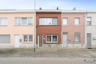 WONING TONGEREN-BORGLOON: CHARMANT EIGENDOM MET POTENTIEEL EPC-B Deze aantrekkelijke rijwoning nabij het centrum Tongeren biedt een solide basis voor...