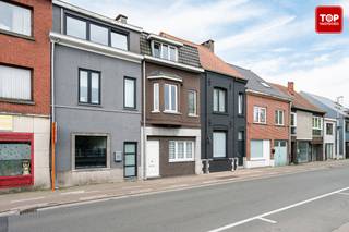 <p>Het pand is gunstig gelegen nabij het centrum van Eeklo, in een aangename woonomgeving met winkels, scholen, horeca en openbaar vervoer op korte afstand. Dankzij de nabijheid van het station en de vlotte verbindingen naar de belangrijkste invalswegen geniet u hier van een uitstekende bereikbaarheid.</p>
<p>Indeling:</p>
<p>Via de kleine inkomhal betreedt u de woning, die beschikt over een afgewerkte keuken uitgerust met alle functionele toestellen. Aansluitend bevindt zich de lichtrijke eet- en leefruimte. Op het gelijkvloers vindt u tevens de badkamer, ingericht met een dubbele lavabo, douche en ligbad. Verder beschikt de woning over twee kelders en een extra bergruimte.</p>
<p>Buiten geniet u van een gezellige koer met doorgang naar het achterhuis. Dit bijgebouw biedt tal van mogelijkheden en is ideaal als mancave, hobbyruimte of als aparte woonunit voor opgroeiende kinderen.</p>
<p>Op de eerste verdieping bevinden zich twee ruime slaapkamers. De tweede verdieping telt nog eens twee slaapkamers, waarvan één ingericht is als doorloopkamer. Hierdoor biedt de woning veel ruimte en tal van mogelijkheden voor grotere gezinnen of wie extra kamers wenst voor hobby's, bureau of logees.</p>
De woning is beschikbaar bij akte!<br /><br />Interesse? Contacteer dan snel Topvastgoed voor een bezoek op het nummer 0475 700 700