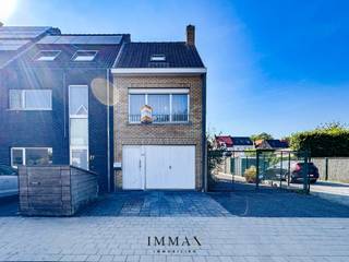 Gezellige bel-etage met koer en en inpandige garage in Sint-Michiels!Deze woning omvat volgende indeling: inkomhall met trap, inpandige garage met...