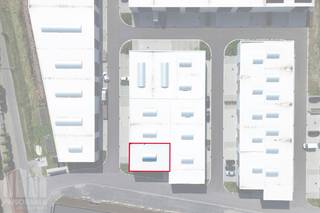 Nieuwbouw KMO-unit met een oppervlakte van 204 m² in combinatie met een mezzanine van 30 m² en 2 privatieve parkeerplaatsen te koop, de unit maakt deel uit van de gloednieuwe KMO-site <strong>"CLARYSSE BUSINESS PARK"</strong> en is uitstekend gelegen langs de Brugsesteenweg (N50) en biedt moderne en hoogwaardige KMO-units. <br /><br />De casco loods is opgebouwd uit een staalconstructie in combinatie met betonwanden en architecturale sandwichpanelen en heeft een vrije hoogte van +/- 6 m. Het magazijn is toegankelijk via een automatische sectionale poort (4m B x 4,5 m H) en aparte toegangsdeur met bovenliggende raampartij. Daarnaast is de unit voorzien van een lichtstraat met rookluik (brandklasse C), geïsoleerd steeldeck, polybetonvloer, aansluitingen voor water, elektriciteit en een afvoer.<br /><br />De unit heeft 2 privatieve parkeerplaatsen!<br />Beschikbaar bij akte.<br /><br />Contacteer PANORAMA B2B voor bijkomende inlichtingen of een vrijblijvend plaatsbezoek 050 300 800.