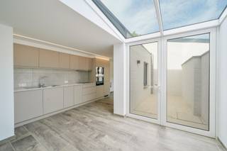 Deze charmante rijwoning in het hart van Stene werd in 2024-2025 volledig gerenoveerd met oog voor comfort en energiezuinigheid (EPC B – 115 kWh/m²). De woning combineert veel lichtinval, open ruimtes met moderne afwerking, en is instapklaar.<br /><br />Op het gelijkvloers vindt u een inkomhal met gastentoilet, een lichtrijke leefruimte met vloerverwarming en grote raampartijen, en een volledig uitgeruste keuken met aansluitende wasruimte. Via de keuken bereikt u de onderhoudsvriendelijke koer, ideaal voor een gezellige buitenruimte.<br /><br />De eerste verdieping telt twee slaapkamers en een stijlvolle badkamer met dubbele lavabo, inloopdouche en tweede toilet. De zolder, bereikbaar via een vaste trap, werd ingericht als derde ruime slaapkamer.<br /><br />Met nieuwe ramen in pvc en aluminium, dakisolatie, conforme elektriciteit en energiezuinige verwarming op aardgas, is deze woning zowel praktisch als duurzaam. Gelegen nabij winkels, scholen en openbaar vervoer, vormt dit een ideale gezinswoning op een centrale locatie.