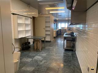 2 handelspanden met bovenliggend duplex-appartementin centrum Tongeren (2 huisnummers) Pal in het centrum van Tongeren vinden we deze handelszaak met...