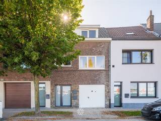 <p><span>GENTBRUGGE - Grondig te renoveren gelijkvloers appartement met zonnige tuin</span></p><p><span> </span></p><p><span>Gelegen in de Mellestraat 98 te Gentbrugge, vinden we dit te renoveren gelijkvloers appartement. </span></p><p><span>Dankzij de centrale ligging biedt dit appartement een toekomstgerichte woonopportuniteit, zowel voor eigen bewoning als voor wie op zoek is naar een interessante investering.</span></p><p><span> </span></p><p><span>De belangrijkste troeven:</span></p><ul><li><span>Grote raampartijen en natuurlijke lichtinval</span></li><li><span>Vlotte verbinding naar het centrum, winkels en openbaar vervoer</span></li><li><span>Zuid geörienteerde tuin met mogelijkheid extra atelier/hobbyruimte (+- 35 m²)</span></li><li><span>Geen gemeenschappelijke kosten</span></li><li><span>Mogelijkheid voor tweede slaapkamer</span></li><li><span>Eigen aparte ingang</span></li><li><span>Veel potentieel bij renovatie</span></li><li><span>Ruim appartement van 85 m² ( 120 m² inclusief atelier)</span></li></ul><p><span> </span></p><p><span>Indeling: </span></p><p><span>Inkom op heden via aparte toegang langs de garagepoort. mogelijkheid voor een extra slaapkamer, leefruimte met open keuken, aangename zithoek, toegang tot de zonnige tuin.</span></p><p><span>Verder beschikt het appartement over een badkamer met douche en ruime slaapkamer.</span></p><p><span> </span></p><p><span>Belangrijk: </span></p><p><span>Richtprijs: </span><span>199.000 EUR</span></p><p><span>EPC:</span><span> 663 kWh/m² jaar </span></p><p><span> </span></p><p><span>Interesse? contacteer Axel Lenaerts makelaars voor meer info via 09 245 24 24 of <span>hannelore@axellenaerts.be</span></span><span> </span></p><p><span> </span></p><p><span> </span></p>