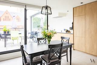 In deze prachtige herenwoning bevindt zich op de kelderverdieping een aparte flat. De rest van het gebouw werd ingericht als een uitzonderlijk ruim triplexappartement met vier slaapkamers, twee badkamers, twee terrassen en een praktische zolderberging.<br /><br />Via de authentieke inkomhal bereikt u de lichtrijke leefruimte met eetkamer en moderne, volledig uitgeruste keuken. Aansluitend bevindt zich een aangenaam dakterras met prachtig uitzicht op de Parochiekerk Onze-Lieve-Vrouw Middelares.<br /><br />Op de bovenliggende verdiepingen bevinden zich vier volwaardige slaapkamers en twee uitgeruste badkamers.<br /><br />Het pand werd in 2024 volledig en hoogwaardig gerenoveerd, waarbij authentieke charme werd gecombineerd met hedendaags comfort. Mooie houten parketvloeren, een EPC A en zonnepanelen zorgen voor een stijlvolle en energiezuinige woonervaring.<br /><br />Gelegen op een absolute toplocatie in het centrum van Leuven, op wandelafstand van het station, winkels, restaurants en alle voorzieningen.<br /><br />Huurprijs: € 2.400/maand<br />Geen gemeenschappelijke kosten<br />Beschikbaar vanaf 1 augustus 2026<br /><br />Een unieke kans voor wie ruim en kwalitatief wil wonen in hartje Leuven. Interesse? Contacteer ons voor een bezoek.