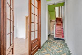 TE KOOP AALSTDeze woning is gelegen op 300 m van het centrum met alle faciliteiten in nabijheid. De oprit naar E40 Brussel – Gent is op amper 3...