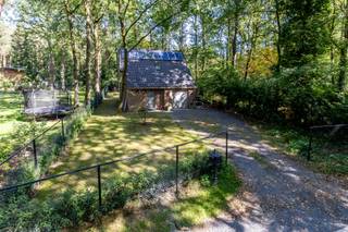 Op zoek naar een instapklare woning in een groene en rustige omgeving? Deze charmante woning is gelegen nabij het Kotsbos in Schilde, op een mooi perceel van 768 m². Hier geniet je volop van rust en groen, terwijl de dorpskernen van Sint-Job-in-Goor en Sint-Antonius zich op slechts enkele minuten rijden bevinden.<br />De woning werd in 2025 grondig opgefrist en gemoderniseerd. <br /><br />Bij het betreden van de woning kom je binnen in de inkomhal. Van hieruit bereik je de aangename woon- en leefruimte met grote raampartijen die voor veel natuurlijk licht en een mooi zicht op de tuin zorgen.<br /><br />Aansluitend bevindt zich de vernieuwde, moderne keuken uitgerust met alle toestellen. De open indeling zorgt voor een mooie verbinding tussen de keuken en de leefruimte. <br />Vanuit de leefruimte heb je rechtstreeks toegang tot het terras en de prachtige tuin. Dankzij het ruime perceel en de groene omgeving is het hier heerlijk vertoeven in alle rust en privacy.<br /><br />Verder beschikt het gelijkvloers over een inpandige garage, die naast plaats voor de wagen ook bijkomende mogelijkheden biedt als berging en wasruimte.<br /><br />Op de bovenverdieping bevinden zich drie slaapkamers en een recent gerenoveerde badkamer met ligbad en inloopdouche. Ook de vloeren doorheen de volledige woning werden in 2025 vernieuwd.<br /><br />Voor het verwarmen van de woning wordt gebruikgemaakt van lucht/lucht-warmtepompen (airco). De airco in de leefruimte fungeert als hoofdverwarming en kan tijdens de zomermaanden ook koelen. Daarnaast is er in 2 slaapkamers ook airco's  voorzien. In de leefruimte is bovendien nog steeds een pelletkachel aanwezig, ideaal voor wie tijdens de koudere maanden graag geniet van extra warmte en gezelligheid.<br /><br />Troeven<br />EPC A<br />Zonnepanelen<br />Rustige en groene ligging<br />Perceel van 768 m²<br />Keuken en badkamer volledig gerenoveerd in  2025<br />Nieuwe vloeren doorheen de volledige woning<br />Airco<br />3 volwaardige slaapkamers<br />Inpandige garage<br /><br />Een instapklare en recent gemoderniseerde woning op een prachtige groene locatie, ideaal voor wie rustig wil wonen met alle nodige voorzieningen binnen handbereik.<br /><br />Stedenbouwkundige inlichtingen zijn in aanvraag. <br /><br />Wil je graag een bezoek inplannen, neem contact op met babette@myhomevastgoed.be of bel 0470/94.36.24<br /> 