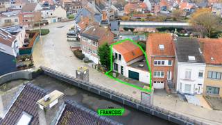 In de Sint-Amandsberglaan te Oostende bevindt zich deze charmante woning met veel potentieel voor wie op zoek is naar een renovatieproject op een gunstige locatie. De woning is gelegen in een residentiële buurt met vlotte verbindingen naar het centrum, winkels, scholen en openbaar vervoer.<br /><br />Bepaalde foto's werden beperkt bewerkt met behulp van AI om de ruimtes iets leger te laten ogen en tot hun recht te laten komen.<br /><br />De woning werd op het gelijkvloers ingericht met een leefruimte, keuken, badkamer en inpandige garage. Aansluitend is er een kleine buitenruimte, ideaal als koer of stadstuintje. Als extra troef kan je ook op het perceel zelf parkeren voor de garage. Op de verdieping bevinden zich twee slaapkamers. Dankzij de vaste structuur biedt deze woning een degelijke basis om volledig naar eigen smaak en hedendaagse normen te renoveren.<br /><br />De inpandige garage vormt een absolute meerwaarde in de stad en zorgt voor extra comfort en parkeergemak. Dit pand is bijzonder geschikt voor handige kopers of investeerders die een woning willen herwaarderen op een gegeerde locatie in Oostende. Dit is een ideaal alternatief op een appartement met garage zonder mede-eigendom.<br /><br />Voor meer informatie of een bezoek kunt u contact opnemen met Inti op inti@immofrancois.be<br /><br /> of 0499 74 89 74.<br /><br />