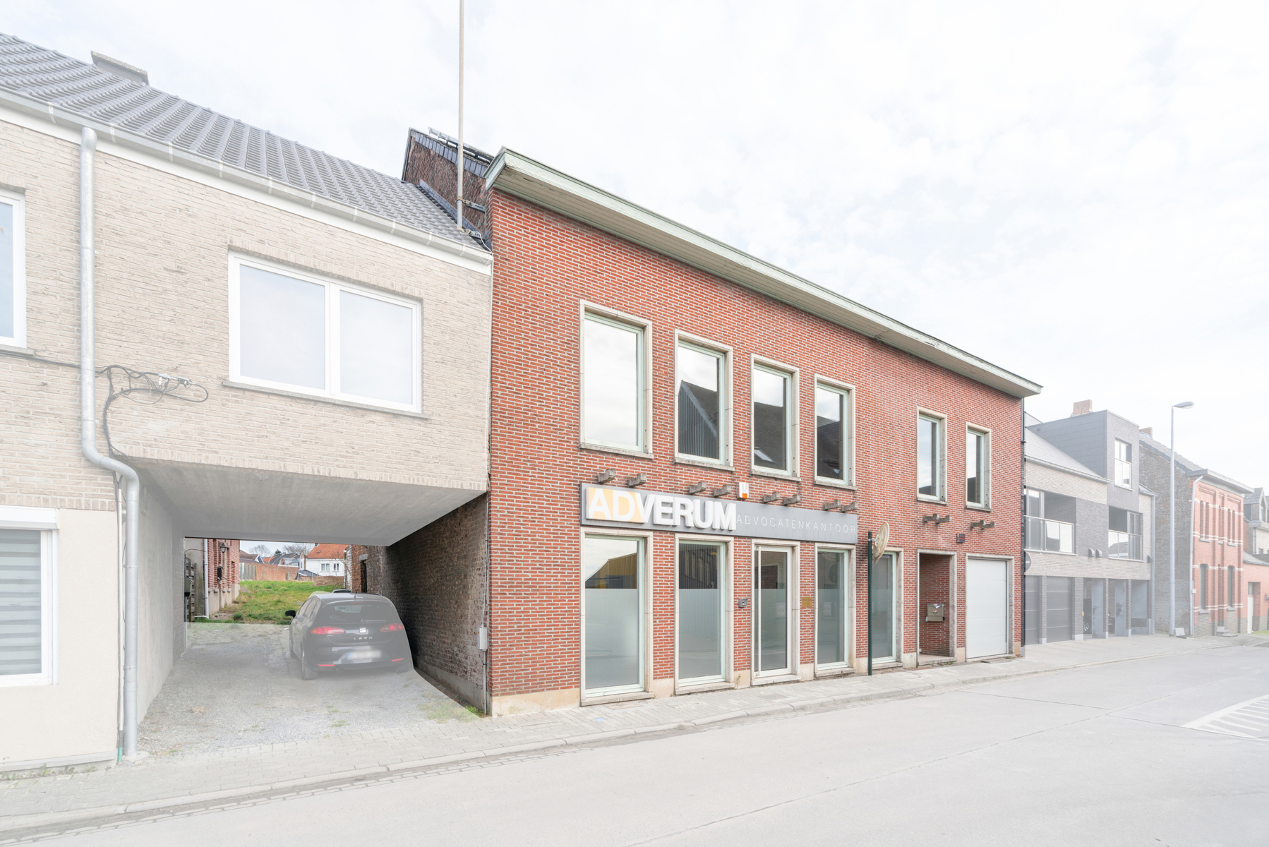 Kantoor met woning te Denderhoutem. - foto 1