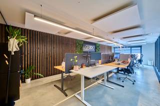 <p><strong>TE KOOP Alken: KMO-unit met kantoren</strong><br /><br />Recent bedrijfsgebouw (272m²) met 2 parking (P8 & P22), gelegen op het industrieterrein "De Kolmen", met een vlotte verbinding met de N80 (Hasselt – Sint-Truiden) en de oprit 28 van de E313 in de directe nabijheid.</p>
<p>Het gebouw is opgetrokken in een staal- en betonconstructie, voorzien van: lichtstraat met geïntegreerd rookluik, gepolierde betonvloer met een draagkracht van 2T/m², verwarming en een automatische sectionaalpoort van +/- 4m x 4,5m.<br /><br />De vloeroppervlakte van de hal bedraagt 160m². Er is een mezzanine aanwezig van 112m² met prachtig landschapskantoor, afzonderlijk bureel, keuken & sanitair. Alle comfort is aanwezig en de afwerking is meer dan proper.</p>
<p>Vrije hoogte van +/- 6,5m. <br /><br />Voor meer info en/of een bezichtiging: 011/39 90 50 of info@jansenrealestate.be</p>