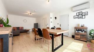 <p>Bij ImmoFusion 7/7 “open huis” : klik op onze 3D-TOUR.<br />Ervaar vastgoed alsof je er zelf doorloopt!<br /><br />Op zoek naar een comfortabel appartement met een uitstekende bereikbaarheid en hedendaags comfort? Dit appartement op de derde verdieping, gelegen aan de Grote Baan 137 bus 3 in Hasselt, biedt een ideale combinatie van praktisch wonen en een strategische ligging.</p>
<p>Bij het betreden van het appartement kom je terecht in een aangename en lichtrijke leefruimte die naadloos aansluit op de keuken. De indeling zorgt voor een open en ruim gevoel, perfect om tot rust te komen of gezellig samen te zijn.</p>
<p>Het appartement beschikt over twee volwaardige slaapkamers, ideaal voor een koppel, klein gezin of wie extra ruimte wenst voor een bureau of hobbykamer. De badkamer is functioneel ingericht en biedt het nodige comfort voor dagelijks gebruik.</p>
<p>Qua technieken en energiezuinigheid werd er de voorbije jaren al heel wat vernieuwd. Zo werden de ramen in 2023 vervangen, wat bijdraagt aan een betere isolatie en wooncomfort. Daarnaast is het appartement uitgerust met airconditioning, wat zorgt voor een aangenaam binnenklimaat, zowel in de zomer als in de winter. De verwarmingsinstallatie werd bovendien vernieuwd in 2025.</p>
<p>Ook op administratief en energetisch vlak zit je hier goed: met een EPC-label C is er geen renovatieverplichting en de elektrische installatie is conform, wat extra gemoedsrust biedt voor de nieuwe eigenaar.</p>
<p>Een bijkomende troef is de aanwezigheid van een berging en een garagebox, wat zorgt voor veilig en comfortabel parkeren.</p>
<p>De ligging is zonder twijfel een sterk punt. Je bevindt je hier op een uiterst vlot bereikbare locatie, met de autosnelweg op slechts 2 minuten rijden en tal van voorzieningen, winkels en verbindingswegen in de directe omgeving.</p>
<p>Een ideale opportuniteit voor starters, investeerders of wie op zoek is naar een instapklaar appartement op een topligging.</p>
Pluspunten:<br />- Appartement op de derde verdieping<br />- Twee volwaardige slaapkamers<br />- Vernieuwde ramen (2023)<br />- Airconditioning aanwezig<br />- Vernieuwde verwarmingsinstallatie (2025)<br />- EPC-label C (geen renovatieverplichting)<br />- Elektrische keuring conform<br />- Garagebox en berging inbegrepen<br />- Uitstekende ligging nabij autosnelweg (2 min)<br /><br /><span>Een bezichtiging ter plaatse of meer info, bel ons op 078/78.78.70, of kom gewoon binnen op ons kantoor, steeds welkom!</span>