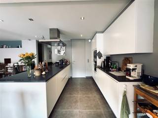 Dit appartement is gelegen op de eerste verdieping in Melsele. U beschikt over een zonnig terras en een achterliggende garage.U betreedt het appartementencomplex via de algemene inkomhal, zowel via de lift als via de trap bereikt u de inkomdeur van het appartement. De indeling van het appartement is als volgt: U betreedt het appartement via de inkomhal met apart toilet en ingemaakte kasten. Via de glazendeur bereikt u de open ingerichte keuken, voorzien van alle nodige toestellen, aparte bergruimte, kookeiland met zitruimte en toegang tot het zonnig terras met uitzicht op de Onze-Lieve-Vrouw Kerk. Op het terras bevindt zich een extra opbergruimte. Verder is er de living en eetkamer met gashaard. Op de nachthal bevinden zicht twee slaapkamers en een ingerichte badkamer met dubbele lavabo met meubel, handdoekradiator, inloopdouche, ligbad en toilet.Nog enkele troeven van dit appartement: Vloerverwarming, hoogwaardige afwerking, spotjes voorzien, achterliggende garage, lage algemene kosten van € 50,00/maand, laag E-peil en het appartement is vrij vanaf 1 december 2026.Interesse? Aarzel zeker niet om ons vrijblijvend te contacteren.