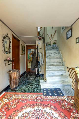 <p>immo DAVID stelt voor: bel-étagewoning in rustige en gegeerde buurt van Dilbeek</p>
<p>Ontdek deze praktisch ingedeelde, ruime en lichtrijke 2-gevelwoning van het type bel-étage met EPC D, waardoor deze woning niet onder de renovatieplicht valt. Bij binnenkomst word je verwelkomd in een ruime inkomhal van 15 m² met vestiaire. Op het gelijkvloers bevindt zich bovendien een bureau van 8 m², ideaal als thuiswerkplek of hobbyruimte. Dankzij de inpandige garage en extra staanplaatsen is parkeren bijzonder praktisch.</p>
<p>Op de eerste verdieping treft men de ruime woonkamer van 39 m² met aansluitende keuken van 6 m² – een gezellig leefniveau met veel lichtinval. De tweede verdieping telt drie slaapkamers van 18 m², 13 m² en 8 m² en een badkamer met ligbad. De grote troef is de inrichtbare zolder van 40 m², waar nog twee extra slaapkamers mogelijk zijn. Ook de tuin van ± 160 m² biedt een aangename buitenruimte.</p>
<p>De woning combineert rust met uitstekende bereikbaarheid. Op wandelafstand vind je buslijnen zoals R10 en 166. Kinderboerderij Neerhof ligt dichtbij, net als winkels, scholen en horeca in Dilbeek en Groot-Bijgaarden. Snelle aansluiting op de R0/E40 richting Brussel en Antwerpen.</p>
<p>Kortom, een instapklare en veelzijdige woning op toplocatie – ideaal voor gezinsleven en comfort.<br /><br /></p>
<p>Bestuursmaatregelen in het maatregelenregister: in aanvraag.</p>