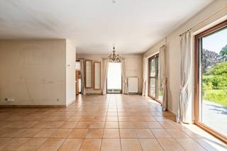 <p><strong>Te koop in Meise: halfopen woning met 4 slaapkamers</strong></p><p><br /></p><p>Dit halfopen huis is rustig gelegen in een mooie, residentiële wijk in Meise, op korte afstand van het centrum, scholen, het openbaar vervoer en het prachtige park met zijn rustgevende vijver. De woning biedt een aangename, groene leefomgeving en beschikt over een zeer ruime garage, ideaal voor extra opslag of werkruimte. De bovenste verdieping is reeds volledig afgewerkt en herbergt momenteel een volwaardige slaapkamer, met het potentieel om hier eenvoudig een tweede extra slaapkamer te creëren. Aanpalende gemeenten zoals Grimbergen, Wemmel, Merchtem, Londerzeel, Kapelle-op-den-Bos en Wolvertem zijn zeer makkelijk bereikbaar.</p><p><br /></p><p><strong>Belangrijkste ruimtes:</strong></p><p>• Lichte woonkamer met een gezellige en praktische indeling.</p><p>• Functionele keuken voorzien van een dubbele spoelbak, dampkap en kookplaat.</p><p>• 4 slaapkamers (17 m², 11 m², 9 m² en een kamer op de bovenverdieping).</p><p>• Volledig afgewerkte multifunctionele bovenverdieping (47 m²), direct te gebruiken als slaapkamer en met ruimte voor een extra kamer.</p><p>• Badkamer uitgerust met een douche, ligbad, toilet, dubbele wastafel en mengkraan.</p><p>• Ruime garage met automatische poort, verlichting, elektriciteit en verwarmingsketel.</p><p>• Praktische kelder voor extra opslag.</p><p><br /></p><p><strong>Troeven:</strong></p><p>• Uitstekend gelegen in een rustige, mooie en residentiële wijk omgeven door groen.</p><p>• Zeer ruime garage met automatische poort en veel opslag- of werkruimte.</p><p>• Volledig afgewerkte bovenverdieping met directe slaapkamer en uitbreidingsmogelijkheden.</p>